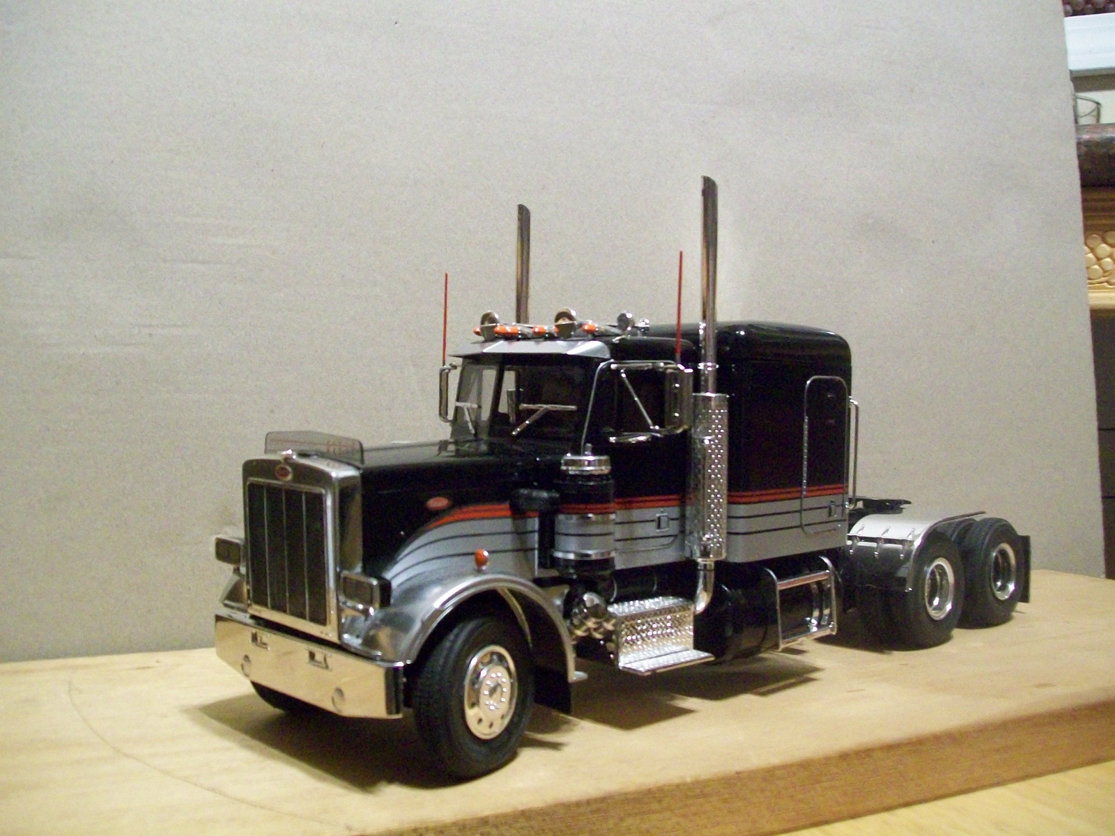 Model Truck Builder .com